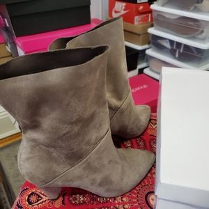 Low heel vintage Akira booties
